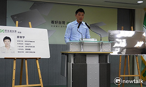 民進黨發卡式鏡面黨證 提醒「莫忘初衷」