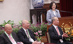 蔡英文：宣布軍公教加薪後 很多企業都跟進