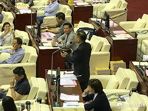 批柯P是政治版「妙禪」 王世堅送香爐籲走下神壇