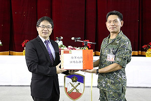 中秋佳節人團圓 李孟諺慰勞國軍吃柚子