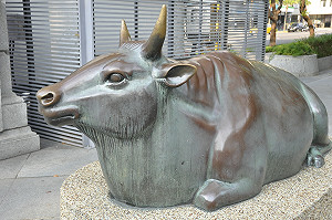 鎮館銅牛遭殃！台博館證實遭潑油漬已報警