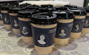 喝珍奶也能很高雅！台中市推詩文杯套