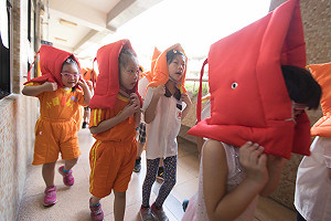 921防災演練  小一新生戴防災頭套抗震保命