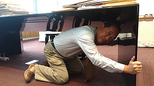 抗震保命三步驟  副市長躲桌下演給你看