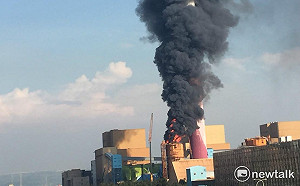 火力發電廠竄火冒濃煙  台中天黑一邊