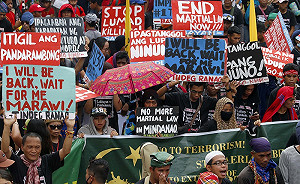 菲國大示威 黑衫軍紅衫軍都為他走上街頭