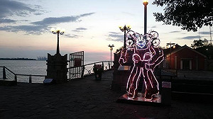 媲美台場巨型鋼彈   淡水鐵馬金剛炫麗亮相