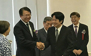 顏純左獲醫療奉獻獎 賴清德與有榮焉