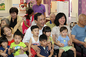 少政治多關懷 朱立倫中秋前慰問長者身障者