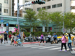 長者行走更安全 新北試辦醫院前綠燈延長秒數