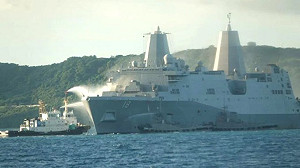 美軍艦沖繩外海突發火災 火勢延燒 12 小時 2 人輕傷