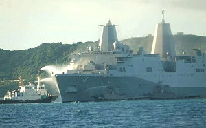 美軍艦沖繩外海突發火災 火勢延燒 12 小時 2 人輕傷