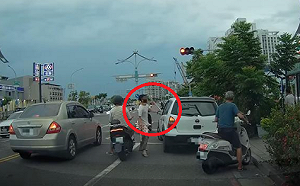 違停遭勸心生不滿！男駕駛持球棒恐嚇全被拍下