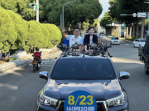 罷團控送吐司加衛生紙 林思銘怒：全黨奉王義川手冊潑髒水