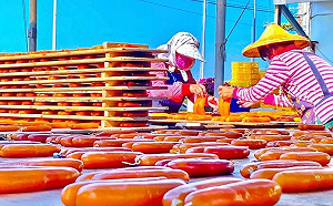 高雄茄萣水產業者新發想  烏魚子入餡獨創「烏金酥、米脆餅」