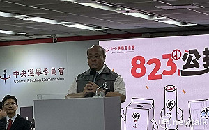 黃國昌爆料學生公投通知單遭教官壓住 中選會：如違法會依法處理 