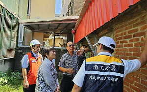 內政部協助台南佳里受損民宅復原情況 劉世芳視察並參拜金唐殿