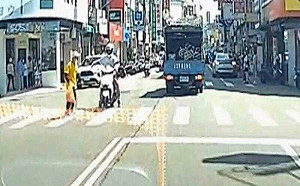 騎士化身「人肉盾牌」護阿伯過馬路！網友讚：行人地獄的一線曙光
