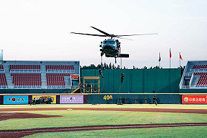 (影) 黑鷹直升機突臨棒球場!陸特戰官兵繩降表演 軍人節跨界開球震撼全場