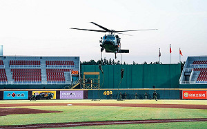 (影) 黑鷹直升機突臨棒球場！陸特戰官兵繩降表演 軍人節跨界開球震撼全場