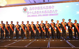 高市第19屆傑出父親表揚   陳其邁、康裕成親頒匾額、獎座