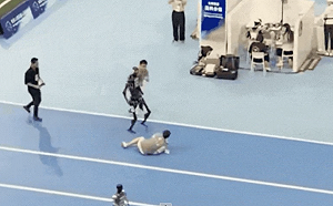 「嫌人類擋道？」中國短跑機器人撞操作員 網友笑：首例「被機器人傷害的人類」