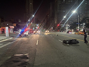 高雄2行人路口停等遭機車碰撞　1人傷重觀察中