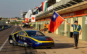 世界太陽能車3千公里挑戰賽起跑   高科大阿波羅太陽能車隊代表台灣參賽   