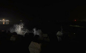 東港3釣客返航遇大浪落海　2人脫困上岸、1人仍下落不明