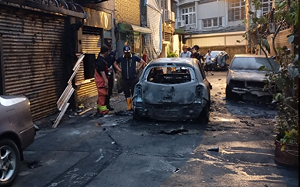 (影)新店巷弄汽車起火疑「人為縱火」8人受困獲救送醫