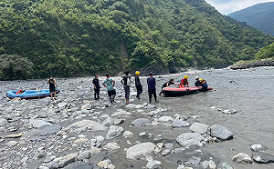(影)玩漂漂河驚魂 溪水暴漲！ 7人漂流撞山壁翻覆 全員受困隘寮溪