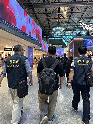 日籍男子持中國國旗拍攝不當言論影片 移民署依法強制驅逐出國