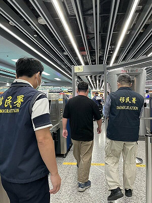 2日男持五星旗在西門町宣講 移民署:已驅逐出境
