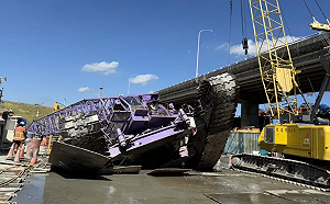 北捷環狀線吊車翻覆 砸中灑水車釀2傷