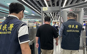 (影)下場慘了！日籍男西門町舉中國國旗 嗆台灣是中國的 遭驅逐