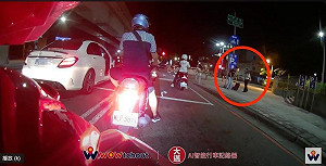 台中男子等紅燈突下車搭訕路邊正妹!誇張行徑引撻伐