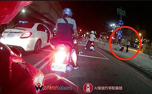 台中男子等紅燈突下車搭訕路邊正妹！誇張行徑引撻伐