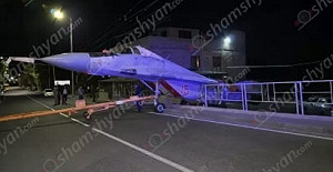 (影)「路邊停機」! 俄戰機突現亞美尼亞街頭 遭圍欄攔阻最終被拖走