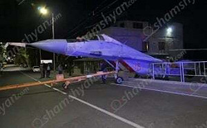 (影)「路邊停機」! 俄戰機突現亞美尼亞街頭 遭圍欄攔阻最終被拖走