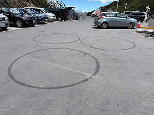 武嶺停車場又見機車燒胎!圈線完整網驚呼:外星麥田圈