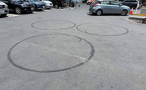 武嶺停車場又見機車燒胎！圈線完整網驚呼：外星麥田圈