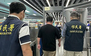 2日男西門町舉五星旗喊「是中國的」 矢板明夫：某台灣肌肉男同類