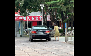 高雄人行道開車接人掀熱議！民眾驚呼：沒想到這裡汽車如此猖狂