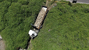 新北瑞芳台2線車禍 砂石車衝破護欄卡邊坡駕駛亡