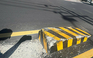 議員批設2個月被撞爛卻無通報「幽靈庇護島」　北市府連夜拆除