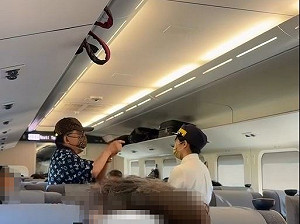 LV男台鐵大聲講電話遭制止!惱羞嗆列車長畫面曝光