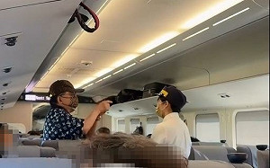 LV男台鐵大聲講電話遭制止！惱羞嗆列車長畫面曝光