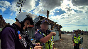 工地保全扮警察指揮交通!巡邏警發現「陌生學長」盤查送辦