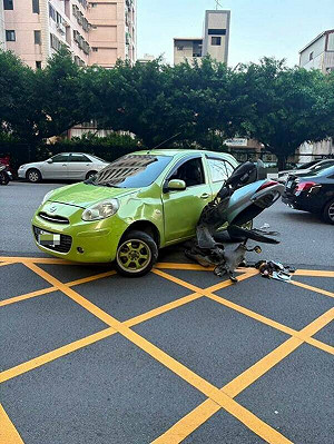 台中離奇車禍!機車捲轎車形成「倒插奇景」  網笑:剛拍完變形金剛