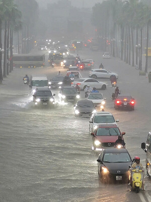 (影) 颱風劍魚襲越南！河內街頭嚴重淹水